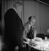 Lata 60., Frankfurt nad Menem, RFN.
Niemiecki tłumacz polskiej literatury Karl Dedicius składa autograf.
Fot. Irena Jarosińska, zbiory Ośrodka KARTA.