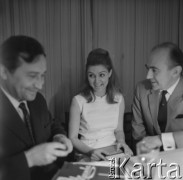 Lata 60., Frankfurt nad Menem, RFN.
Niemiecki tłumacz polskiej literatury Karl Dedicius (1. z prawej) i Tadeusz Różewicz (1. z lewej).
Fot. Irena Jarosińska, zbiory Ośrodka KARTA.