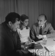 Lata 60., Frankfurt nad Menem, RFN.
Niemiecki tłumacz polskiej literatury Karl Dedicius (1. z prawej) i Tadeusz Różewicz (1. z lewej).
Fot. Irena Jarosińska, zbiory Ośrodka KARTA.