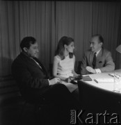 Lata 60., Frankfurt nad Menem, RFN.
Niemiecki tłumacz polskiej literatury Karl Dedicius (1. z prawej) i Tadeusz Różewicz (1. z lewej).
Fot. Irena Jarosińska, zbiory Ośrodka KARTA.