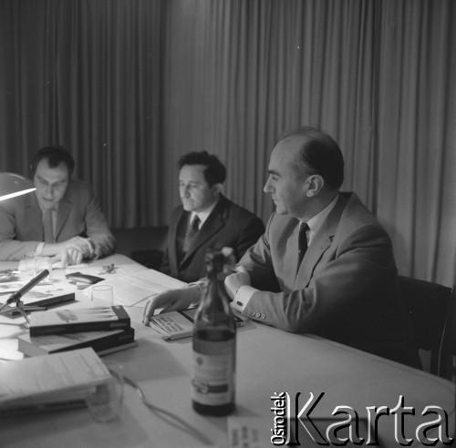 Lata 60., Frankfurt nad Menem, RFN.
Niemiecki tłumacz polskiej literatury Karl Dedicius (1. z prawej) i Tadeusz Różewicz (2. z prawej).
Fot. Irena Jarosińska, zbiory Ośrodka KARTA.