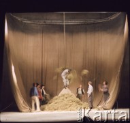 Maj 1971, Wrocław, Polska.
Przygotowywanie scenografii według projektu Władysława Hasiora do spektaklu 