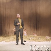 Maj 1971, Wrocław, Polska.
Artysta Władysław Hasior w czasie przygotowywania scenografii do spektaklu 