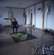 Maj 1971, Wrocław, Polska.
Artysta Władysław Hasior w pracowni czasie przygotowywania scenografii do spektaklu 