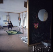 Maj 1971, Wrocław, Polska.
Artysta Władysław Hasior w pracowni czasie przygotowywania scenografii do spektaklu 