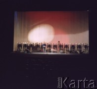 Maj 1971, Wrocław, Polska.
Artysta Władysław Hasior w pracowni czasie przygotowywania scenografii do spektaklu 