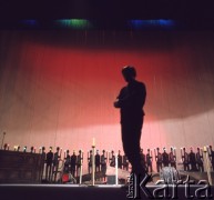 Maj 1971, Wrocław, Polska.
Artysta Władysław Hasior w pracowni czasie przygotowywania scenografii do spektaklu 