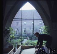 Maj 1971, Wrocław, Polska.
Artysta Władysław Hasior w czasie przygotowywania scenografii do spektaklu 