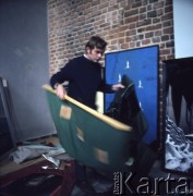 Maj 1971, Wrocław, Polska.
Artysta Władysław Hasior w czasie przygotowywania scenografii do spektaklu 