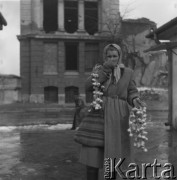 lata 50-te, Warszawa, Polska.
Bazar przy ulicy Pańskiej. Kobieta sprzedająca czosnek.
Fot. Irena Jarosińska, zbiory Ośrodka KARTA.