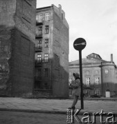 lata 50-te, Warszawa, Polska.
Marek Jarosiński (syn fotografki Ireny Jarosińskiej) czyta gazetę, opierając się o znak drogowy. W tle Teatr Polski znajdujący się na ul. Karasia.
Fot. Irena Jarosińska, zbiory Ośrodka KARTA.