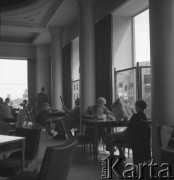 Lata 50., Warszawa, Polska.
Kawiarnia w Alejach Jerozolimskich.
Fot. Irena Jarosińska, zbiory Ośrodka KARTA.