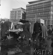 Lata 50., Warszawa, Polska.
Przechodnie w Alejach Jerozolimskich, w głębi widać Centralny Dom Towarowy (obecnie Dom Handlowy Smyk)
Fot. Irena Jarosińska, zbiory Ośrodka KARTA