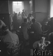 Lata 50., Warszawa, Polska
W barze.
Fot. Irena Jarosińska, zbiory Ośrodka KARTA