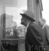 Lata 50., Warszawa, Polska
Oglądanie witryny.
Fot. Irena Jarosińska, zbiory Ośrodka KARTA