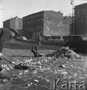 Lata 50., Warszawa, Polska.
Aleje Jerozolimskie - odśnieżanie chodnika.
Fot. Irena Jarosińska, zbiory Ośrodka KARTA