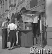 ok. 1955, Warszawa, Polska.
Kiosk przed przedwojennym gmachem Muzeum Przemysłu i Rolnictwa przy ul. Krakowskie Przedmieście 66 (po 1955 siedziba Centralnej Biblioteki Rolniczej).
Fot. Irena Jarosińska, zbiory Ośrodka KARTA.