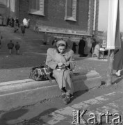 Lata 50., Katowice, Polska.
Kobieta sprzedaje różańce przed kościołem Chrystusa Króla.
Fot. Irena Jarosińska, zbiory Ośrodka KARTA