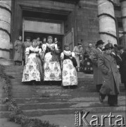 Lata 50., Katowice, Polska.
Kobiety w śląskich strojach ludowych przed kościołem Chrystusa Króla.
Fot. Irena Jarosińska, zbiory Ośrodka KARTA