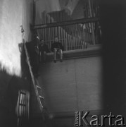 Lata 50., Polska.
Chłopcy pod chórem.
Fot. Irena Jarosińska, zbiory Ośrodka KARTA