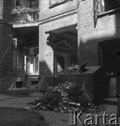 Lata 60., Warszawa, Polska.
Podwórko w kamienicy, w której znajdowało się mieszkanie-pracownia fotografki Ireny Jarosińskiej przy ulicy Świerczewskiego 61 (obecnie Aleja Solidarności).
Fot. Irena Jarosińska, zbiory Ośrodka KARTA