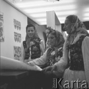 1955-1956, Warszawa, Polska.
Uczestniczki Ogólnopolskiej Wystawy Sztuki Ludowej w Pałacu Kultury i Nauki.
Fot. Irena Jarosińska, zbiory Ośrodka KARTA