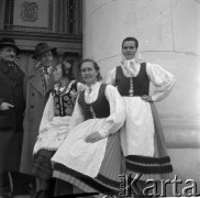 1955-1956, Warszawa, Polska.
Uczestniczki Ogólnopolskiej Wystawy Sztuki Ludowej w Pałacu Kultury i Nauki.
Fot. Irena Jarosińska, zbiory Ośrodka KARTA