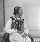 1955-1956, Warszawa, Polska.
Uczestniczka Ogólnopolskiej Wystawy Sztuki Ludowej w Pałacu Kultury i Nauki.
Fot. Irena Jarosińska, zbiory Ośrodka KARTA