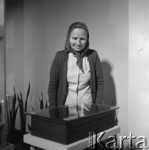 1955-1956, Warszawa, Polska.
Uczestniczka Ogólnopolskiej Wystawy Sztuki Ludowej w Pałacu Kultury i Nauki.
Fot. Irena Jarosińska, zbiory Ośrodka KARTA