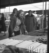 1955-1956, Warszawa, Polska.
Ogólnopolska Wystawa Sztuki Ludowej w Pałacu Kultury i Nauki. Prezentacja tkanin.
Fot. Irena Jarosińska, zbiory Ośrodka KARTA
