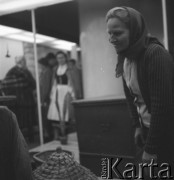 1955-1956, Warszawa, Polska.
Uczestniczka Ogólnopolskiej Wystawy Sztuki Ludowej w Pałacu Kultury i Nauki.
Fot. Irena Jarosińska, zbiory Ośrodka KARTA