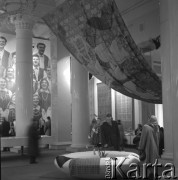 1955-1956, Warszawa, Polska.
Ogólnopolska Wystawa Sztuki Ludowej w Pałacu Kultury i Nauki.
Fot. Irena Jarosińska, zbiory Ośrodka KARTA