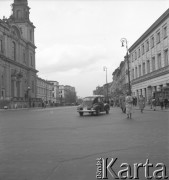 Lata 50., Warszawa, Polska.
Ulica Krakowskie Przedmieście - po lewej kościół św. Krzyża. 
Fot. Irena Jarosińska, zbiory Ośrodka KARTA