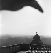 1956, Stalinogród (obecnie Katowice), Polska.
Panorama miasta. Widok z tarasu Katedry Chrystusa Króla (wybudowanej w 1934, według projektu Zygmunta Gawlika i Franciszka Mączyńskiego) prawdopodobnie w kierunku południowo-wschodnim.
Fot. Irena Jarosińska, zbiory Ośrodka KARTA