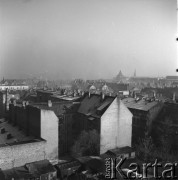 1956, Stalinogród (obecnie Katowice), Polska.
Panorama miasta. Widok z tarasu Katedry Chrystusa Króla (wybudowanej w 1934, według projektu Zygmunta Gawlika i  Franciszka Mączyńskiego), w kierunku północno-wschodnim. Na horyzoncie widoczny charakterystyczny dach Dawnej Szkoły Realnej (obecnie siedziba Wydziału Biologii Uniwersytetu Ślaskiego).
Fot. Irena Jarosińska, zbiory Ośrodka KARTA