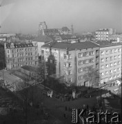 1956, Stalinogród (obecnie Katowice), Polska.
Panorama miasta. Widok z tarasu Katedry Chrystusa Króla (wybudowanej w 1934, według projektu Zygmunta Gawlika i Franciszka Mączyńskiego), w kierunku północno-zachodnim, prawdopodobnie  skrzyżowanie ulic Kościuszki z Powstańców. Na horyzoncie w centrum kadru  widoczny biurowiec  Urzędu Skarbowego. (pierwszy polski 