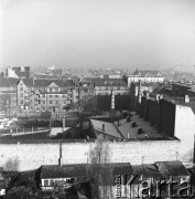 1956, Stalinogród (obecnie Katowice), Polska.
Panorama miasta. Widok z tarasu Katedry Chrystusa Króla (wybudowanej w 1934, według projektu Zygmunta Gawlika), w kierunku północno-wschodnim, prawdopodobnie  w kierunku ulicy Powstańców. 
Fot. Irena Jarosińska, zbiory Ośrodka KARTA