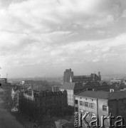 1956, Stalinogród (obecnie Katowice), Polska.
Panorama miasta. Widok z tarasu Katedry Chrystusa Króla (wybudowanej w 1934, według projektu Zygmunta Gawlika), w kierunku północno-zachodnim, prawdopodobnie  skrzyżowanie ulic Kościuszki z Powstańców. Na horyzoncie w centrum kadru  widoczny biurowiec  Urzędu Skarbowego (pierwszy polski 