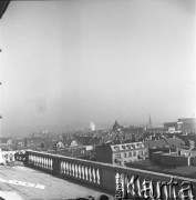 1956, Stalinogród (obecnie Katowice), Polska.
Panorama miasta. Widok w kierunku północno-wschodnim. Na horyzoncie widoczny charakterystyczny dach Dawnej Szkoły Realnej (obecnie siedziba Wydziału Biologii Uniwersytetu Ślaskiego).
Fot. Irena Jarosińska, zbiory Ośrodka KARTA