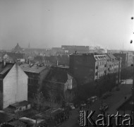 1956, Stalinogród (obecnie Katowice), Polska.
Panorama miasta. Widok w kierunku wschodnim. Na horyzoncie z lewej strony kadru widoczny charakterystyczny dach Dawnej Szkoły Realnej (obecnie siedziba Wydziału Biologii Uniwersytetu Ślaskiego). Na pierwszym planie widoczni spacerowicze wśród straganów kiermaszu oranizowanego przez MHD (Miejski Handel detaliczny).
Fot. Irena Jarosińska, zbiory Ośrodka KARTA