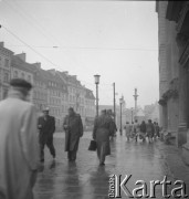 Lata 50., Warszawa, Polska
Ulica Krakowskie Przedmieście przy Placu Zamkowym.
Fot. Irena Jarosińska, zbiory Ośrodka KARTA