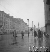 Lata 50., Warszawa, Polska
Ulica Krakowskie Przedmieście przy Placu Zamkowym.
Fot. Irena Jarosińska, zbiory Ośrodka KARTA