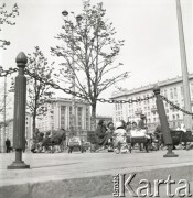 ok. 1953-1955, Warszawa, Polska
Nowowybudowana Marszałkowska Dzielnica Mieszkaniowa (MDM) - warszawiacy odpoczywaja na ławkach.
Fot. Irena Jarosińska, zbiory Ośrodka KARTA