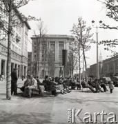 ok. 1953-1955, Warszawa, Polska
Nowowybudowana Marszałkowska Dzielnica Mieszkaniowa (MDM) - warszawiacy odpoczywaja na ławkach.
Fot. Irena Jarosińska, zbiory Ośrodka KARTA
