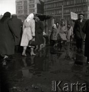 lata 50-te, Warszawa, Polska
Przechodnie w Alejach Jerozolimskich, w głębi widać Centralny Dom Towarowy (obecnie Dom Handlowy Smyk)
Fot. Irena Jarosińska, zbiory Ośrodka KARTA