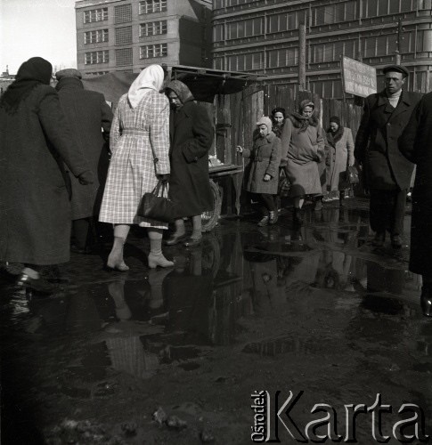 lata 50-te, Warszawa, Polska
Przechodnie w Alejach Jerozolimskich, w głębi widać Centralny Dom Towarowy (obecnie Dom Handlowy Smyk)
Fot. Irena Jarosińska, zbiory Ośrodka KARTA