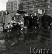 lata 50-te, Warszawa, Polska
Przechodnie w Alejach Jerozolimskich, w głębi widać Centralny Dom Towarowy (obecnie Dom Handlowy Smyk)
Fot. Irena Jarosińska, zbiory Ośrodka KARTA