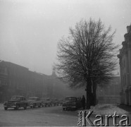 Lata 50., Leszno, Polska.
Widok z rynku w kierunku ulicy Narutowicza. Zachodnia pierzeja rynku.
Fot. Irena Jarosińska, zbiory Ośrodka KARTA 



