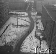 Lata 50., Leszno, Polska.
Osiedle mieszkaniowe, podwórko między blokami. 
Fot. Irena Jarosińska, zbiory Ośrodka KARTA