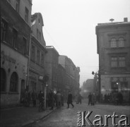 Lata 50., Leszno, Polska.
Widok z rynku w kierunku ulicy Słowiańskiej. Z prawej strony kamienica przy Rynek 2 z siedzibą PKO.
Fot. Irena Jarosińska, zbiory Ośrodka KARTA 



